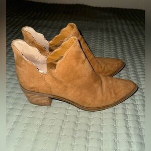 Betsy Johnson Keely Tan ankle boots GUC Size 6